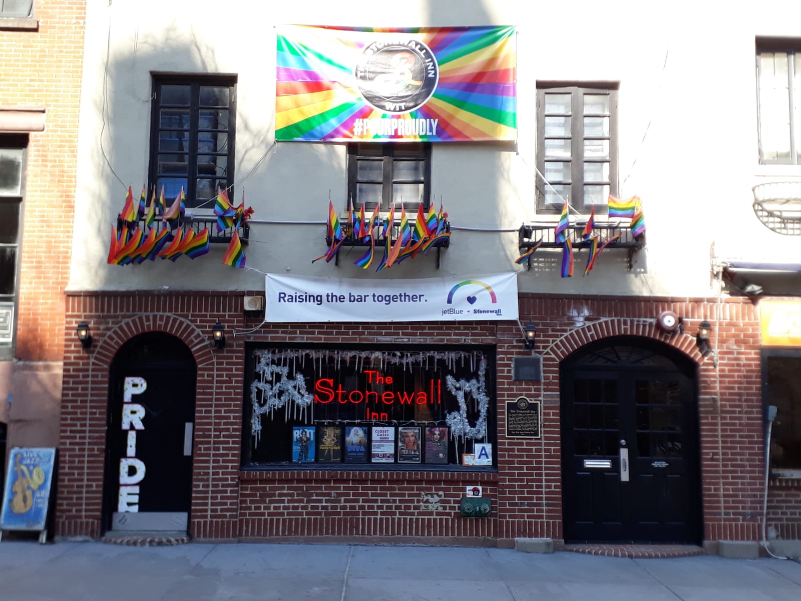 Local de Stonewall Inn donde se iniciaron las protestas por los derechos LGTBQI. Imagen para el artículo sobre tours de la historia del orgullo LGBTQI en Stonewall INN, Nueva York.