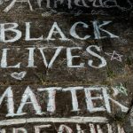 Foto pintada en la calle con el lema las vidas negras importan
