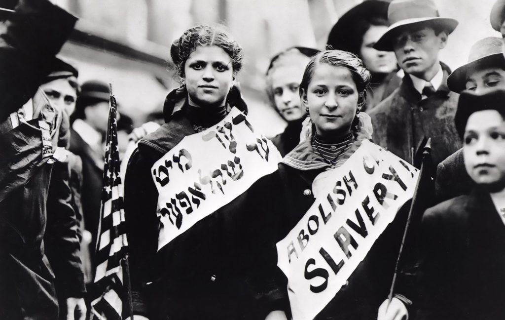 Imágen de las niñas que lucharon contra la explotación infantil de las fábricas textiles en Nueva York. Paseo por el Village "Historia de las mujeres".