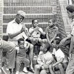 Louis Armstrong y los niños y niñas de su vecindad.