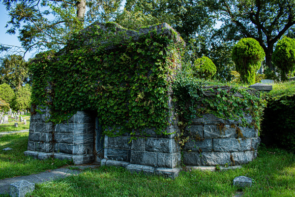 Imagen de un panteon del cementerio de Sleepy Hollow, Nueva York. Artículo sobre un paseo por el pueblo de Sleepy Hollow, conocido por el cuento "La leyenda de Sleepy Hollow" de Washington Irving